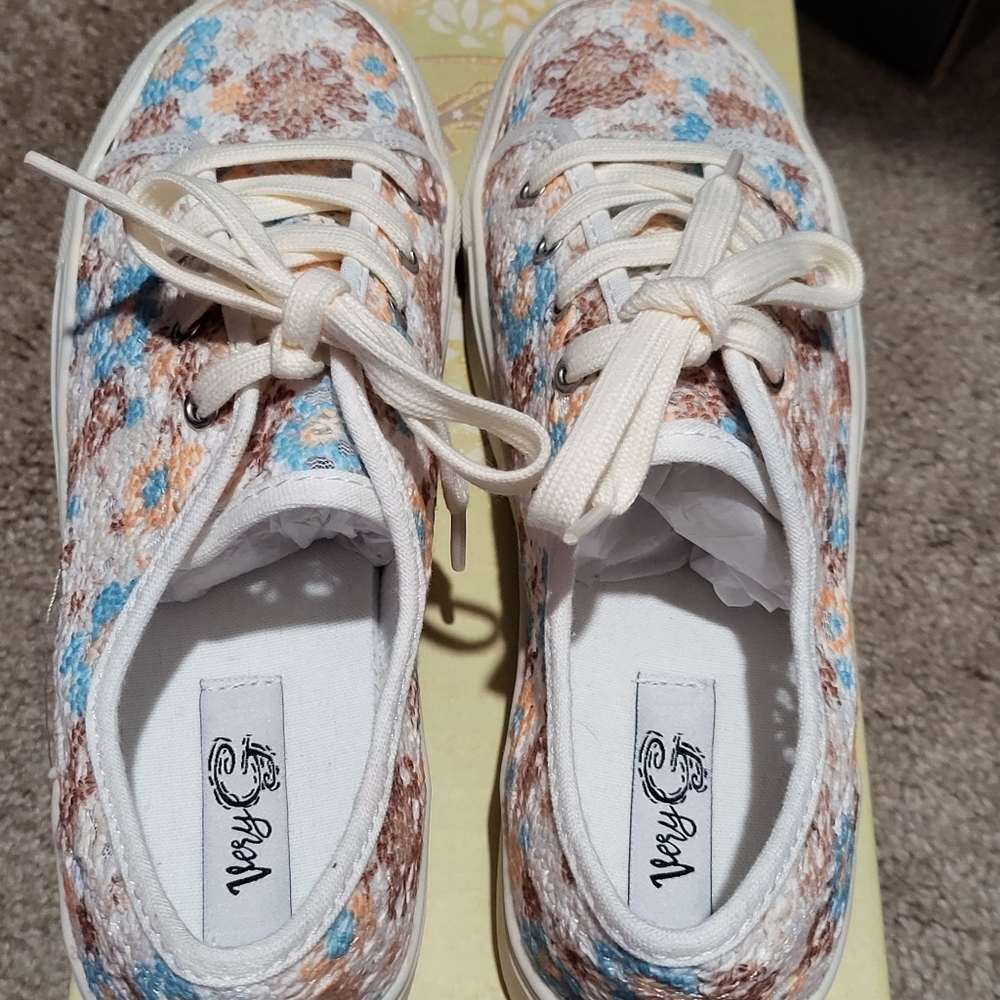 Size 6 Very G brand shoes adorable!